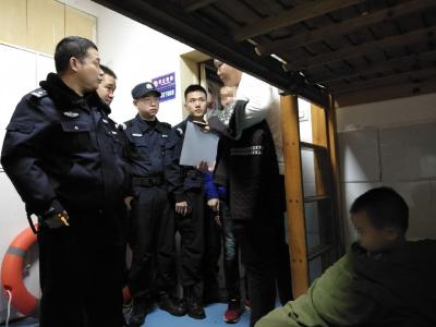 萌娃凌晨街头找爸 暖心民警细心看护