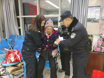 九旬老人街头走失 民警送其平安回家