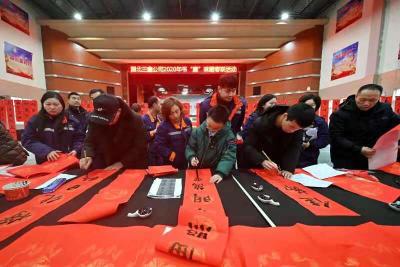 “矿山三代”书法爱好者义写“廉味”春联