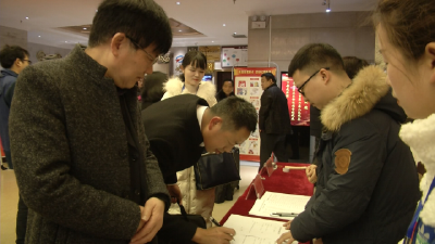 市人大代表向大会报到
