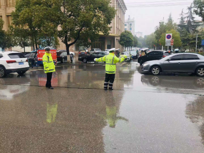 交警全力做好节前保畅通工作
