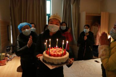 【抗疫一线党旗红】 “这个生日足以让我铭记一生” — 防疫一线护士迎来温情生日