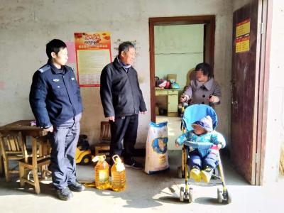 保安派出所驻村工作队 开展年底走访慰问活动