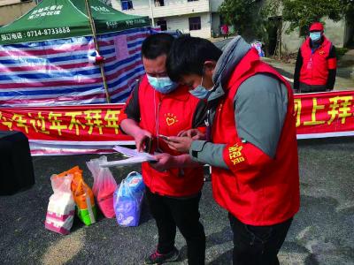 坚守在基层防疫一线的“红马甲”