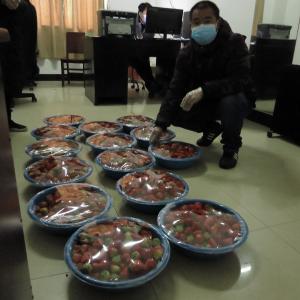 种植户送草莓表心情