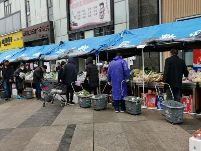 商超员工打包两小时   市民买菜两分钟