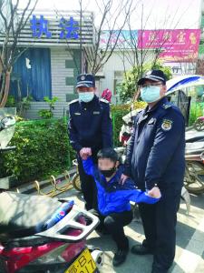 男子当街行窃 城管队员怒吼擒贼