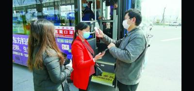 通行第一天 市民走出家门 各行各业有序复工