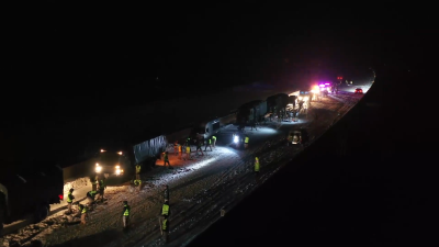 湖北咸宁：众志成城战冰雪 齐心协力保畅通