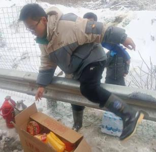 陌生人一句话，他搬空了家里囤的年货！