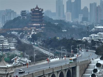 72万人次昼夜除雪融冰，武汉主干道通了