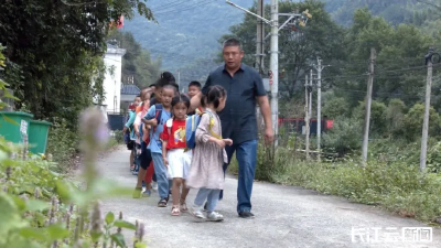 “委员通道”上，湖北这位乡村教师被实名点赞！