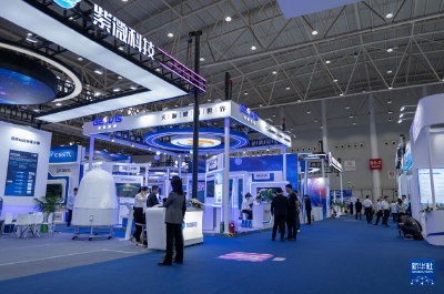 新华全媒＋丨湖北武汉：走进航天科普展 迎接“中国航天日”
