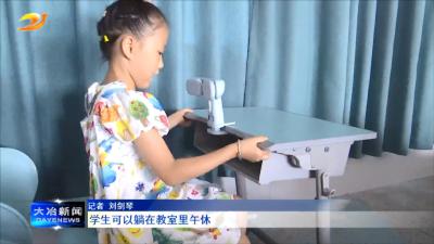 学生可以躺在教室里午休