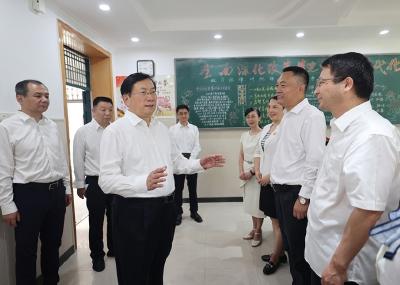 王忠林到武汉市开展教师节走访慰问