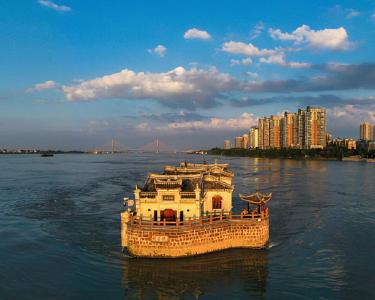 长江江心的这座楼阁，为何屹立700年不倒？