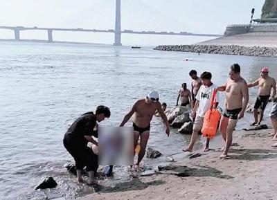 极目锐评|湖北荆州江边再现接力救人：壮哉，见义勇为精神接力传承！