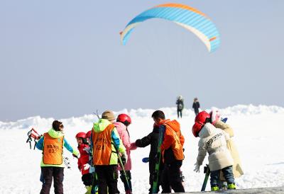 湖北宜昌：百里荒滑雪场开板 “冷资源”变“热经济”