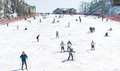襄阳保康：横冲滑雪场开板 游客畅享冰雪运动乐趣