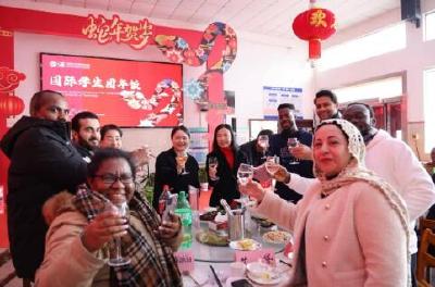 新春走基层丨高校“留守族”花样迎新年