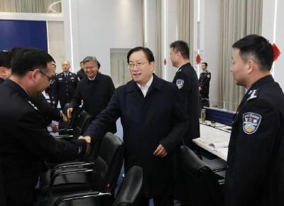 王忠林李殿勋检查春节假期应急值班值守和市场保供稳价促消费情况并看望一线干部职工