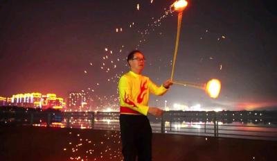 文化中国行·长江之歌丨非遗传承火流星