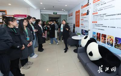在《哪吒2》票房突破140亿时，全国大学生社会实践团用掌声向中国动漫人表达敬意