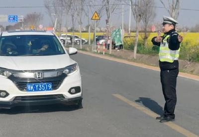 网络中国节·清明丨孝感云梦：交警守护“不打烊” 护航道路保平安