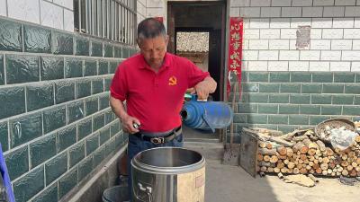 “凉茶爷爷”舒登柱：36年风雨无阻 一杯凉茶传递大爱