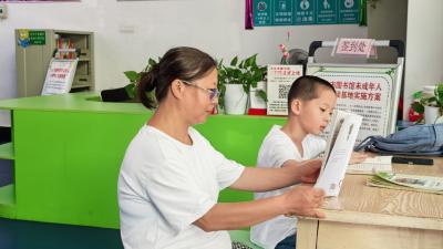 图书馆里暑期掀起“读书热”