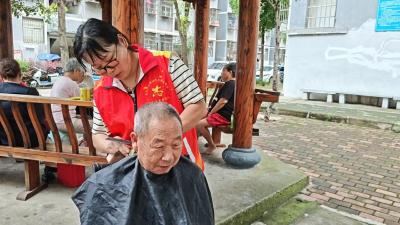 “小老人”托起“老老人”幸福生活