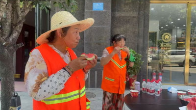 姐妹俩为户外工作者支起“清凉桌”