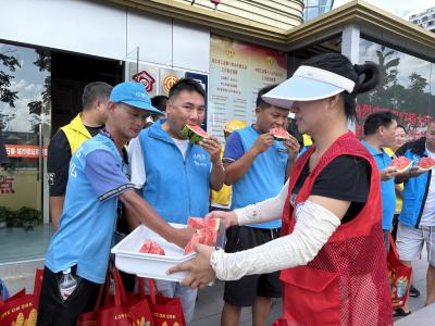东岳路街道： “夏日清凉”送给户外劳动者