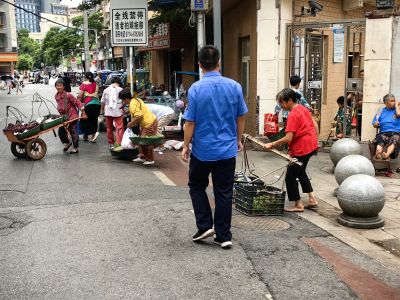 【报道追踪】“马路市场”让农贸市场“吃不饱”