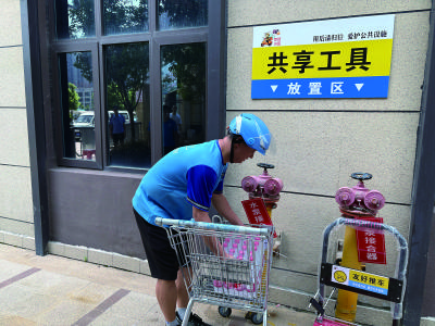 外卖骑手进小区有了“共享小推车”