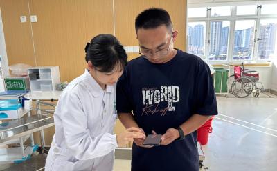 【锲而不舍落实中央八项规定精神 办实事解难题】医保服务改革：从“多窗跑”到“床边办”