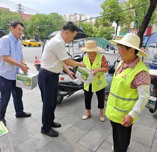 市纪委开展“夏日送清凉”活动