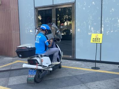 【锲而不舍落实中央八项规定精神 办实事解难题】细节体现城市管理温度 外卖骑手拥有专属车位