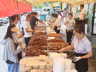【经济观察】大厨走出酒店比拼“摆摊”——消费新风向（一）