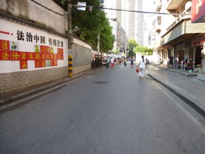 【报道追踪】多部门联合整治地质巷“马路市场”