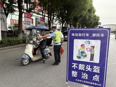 交警请骑电动车不戴头盔者看“惊魂片” 这种执法让违规者直呼“长记性”