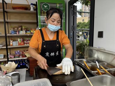 “好人煎饼屋”传递“爱的味道”——罗家桥街道为“中国好人”张霞设立煎饼屋