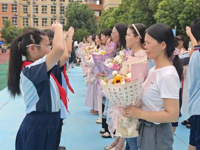 【图片新闻】鲜花献给老师