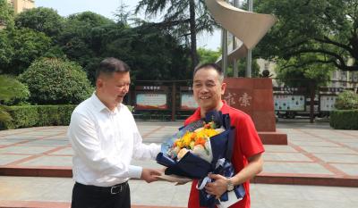 潘小进走访慰问教师代表