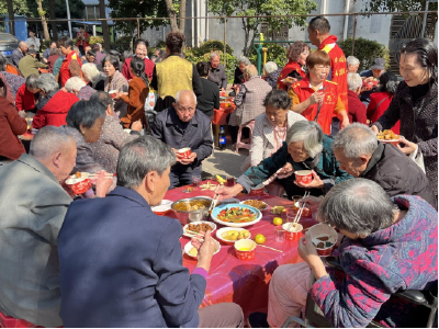 开元小区邻里团聚共享“家宴”