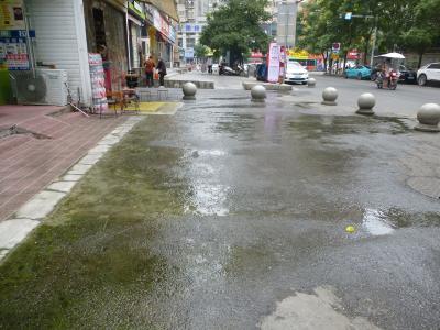 小区门口积水困扰居民出行 多部门联动化解难题