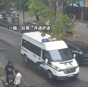 送医途中遇到民警 男子紧急上前求助