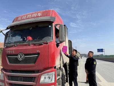市交通运输综合执法大队：开展超载超限及路面货物抛洒专项整治行动