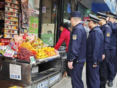 市城管执法局：开展街道管理集中整治行动