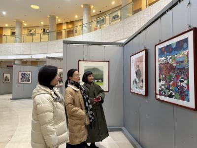 我市举办首届农民画展